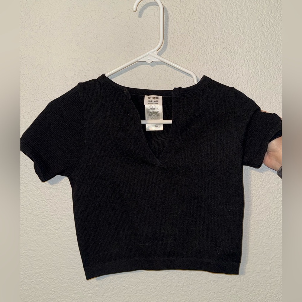 COTTON ON SHORT SLEEVED BLACK CROP TOP